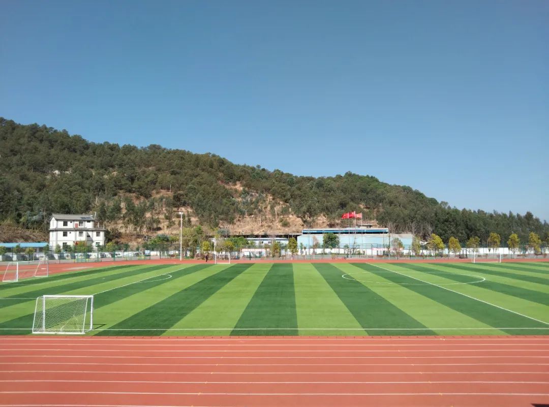 永胜县乡镇学校第一块标准足球场投入使用