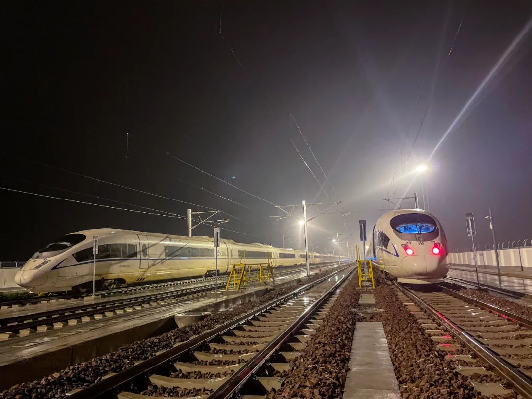 她说:"希望洛阳有更多始发的动车组列车,那样,坐高铁就像坐公交一样