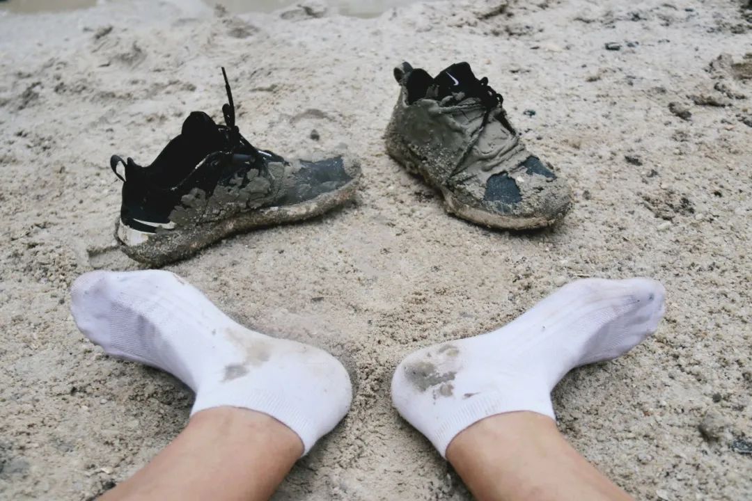 筑路人的鞋子