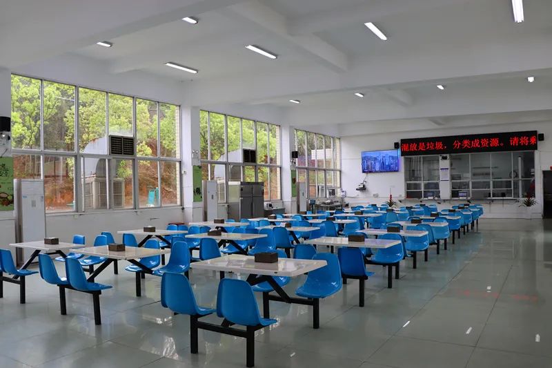 焕然一新的民警食堂大厅