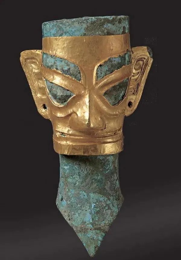 起延续了将近1500年,属于夏代的二里头文化遗址已经出土了青铜容器,并