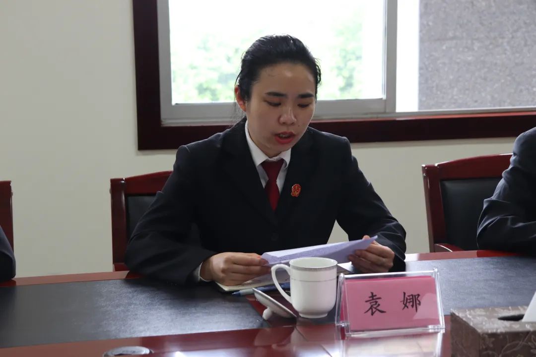 党组成员,政治部主任袁娜通报贡井法院顽瘴痼疾整治的具体内容.