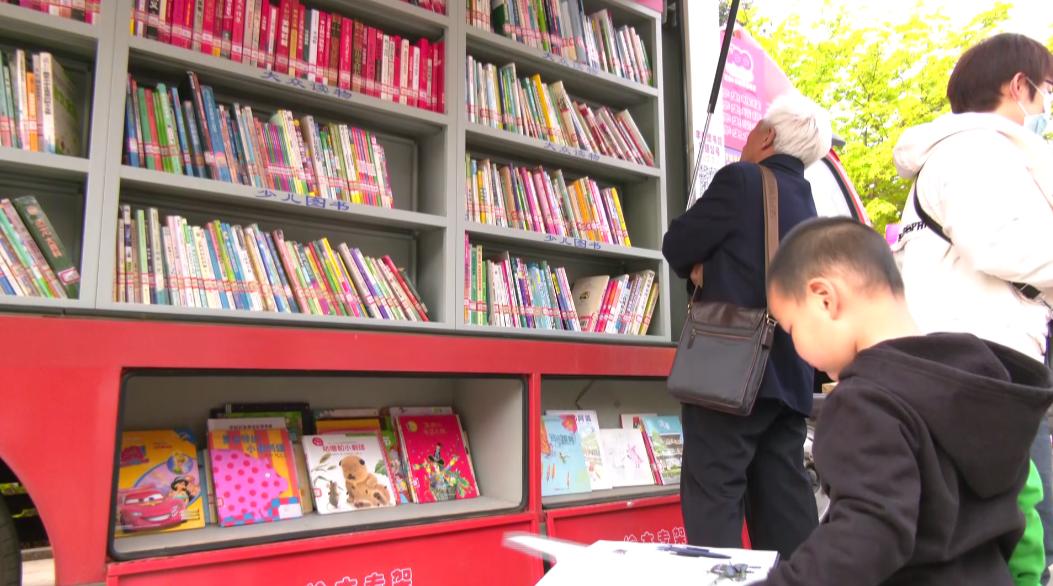 活动现场,丰南图书馆流动图书车和丰南新华书店红色书摊向群众开放.
