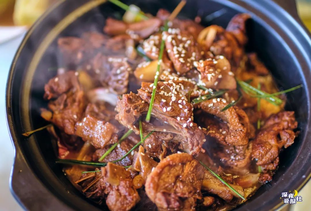 由五种香草捣碎成汁磨成的香草豆腐,先蒸再炸,外酥里嫩,犹如细腻温润