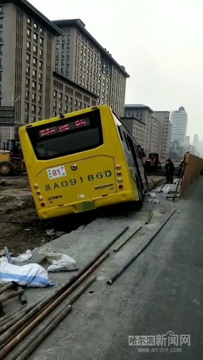 突发西大直街与瓦街交口公交车失控撞开施工围挡掉进沟中