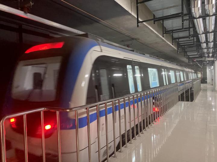 为了保障3号线能够顺利开通,徐州地铁的电客车司机不分昼夜地忙碌在