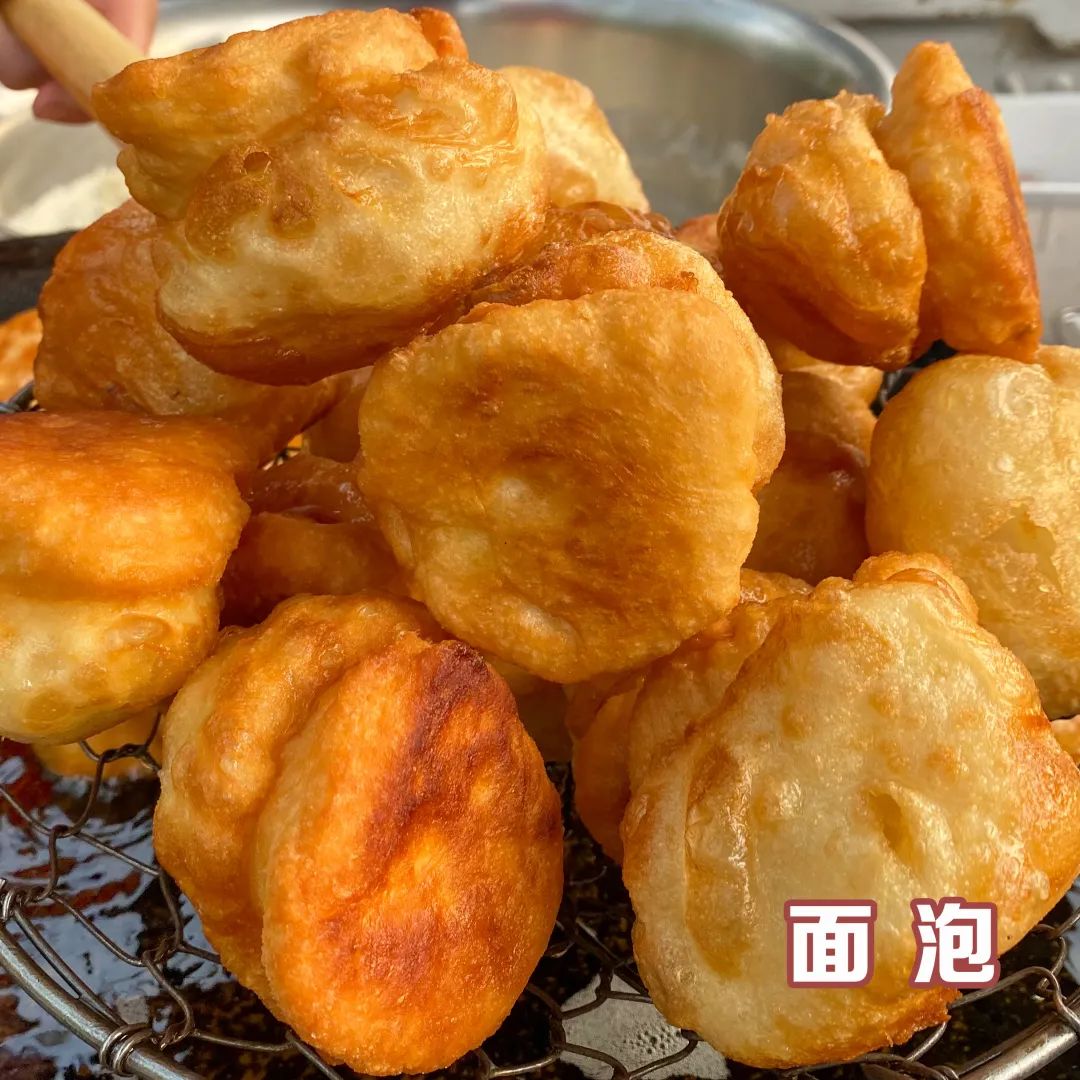 面泡菏泽街头巷尾常见的一种特色小吃当地人常以此与胡辣汤搭配作为