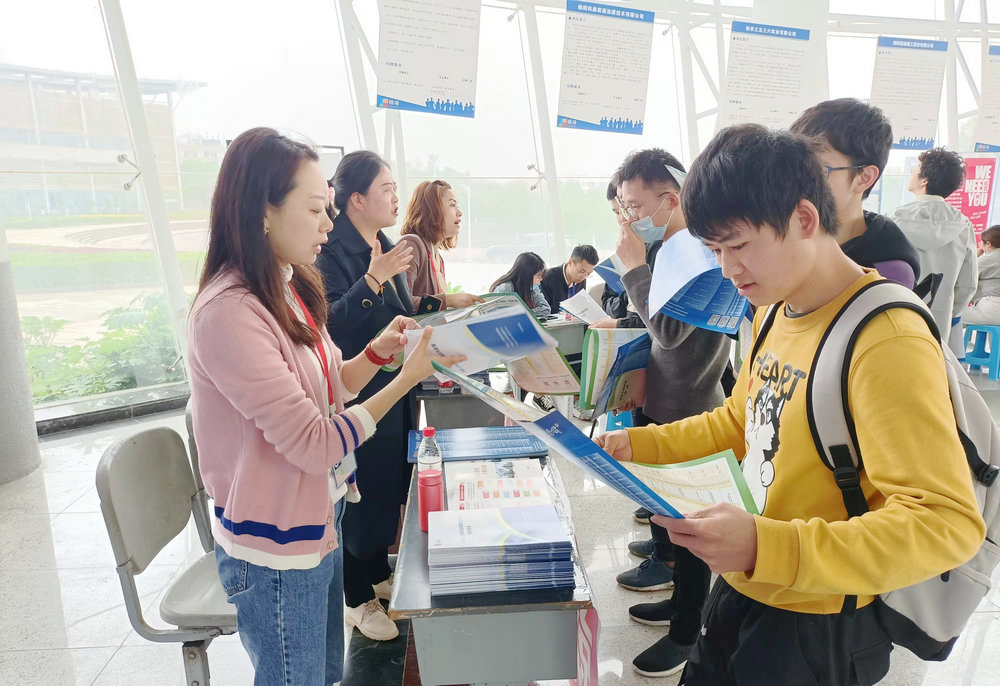 就业服务中心工作人员向高校学生提供就业指导(李锦辉 供图)