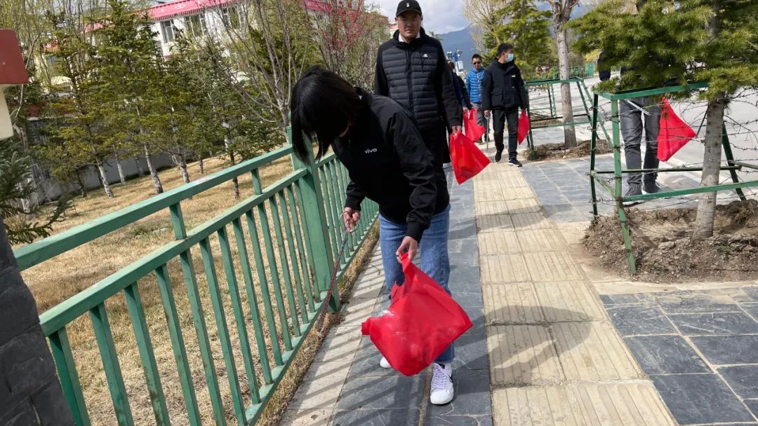 新时代文明实践阳光通讯积极开展捡垃圾护环境志愿服务活动