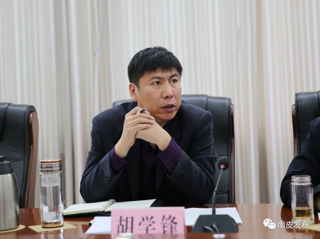 县委常委,常务副县长胡学锋传达了全市旅发大会动员会议精神.