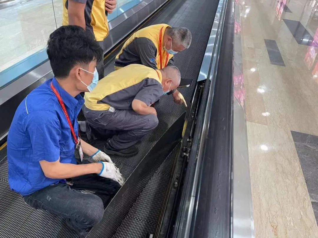 美兰机场组织专人对博鳌专用值机柜台电子称,行李传送带,登机桥,运输