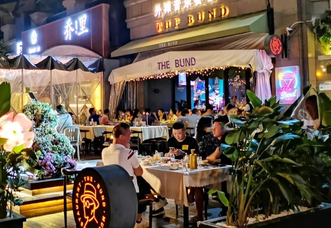 酒吧,日料,西餐等餐饮店聚集在此,这些餐饮店大多都设有露天区域,海口