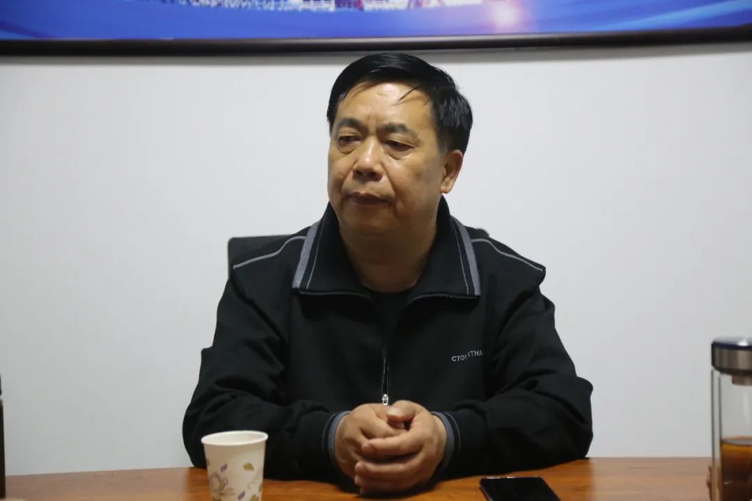 在接访的两起土地纠纷案件中,刘永法副院长耐心详细询问当事人的疑惑