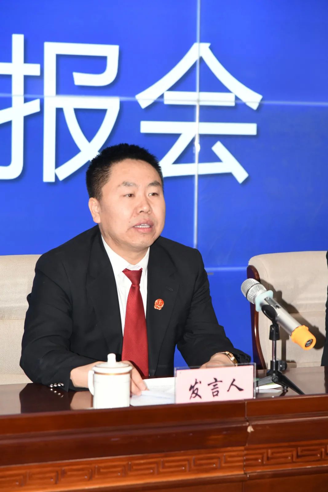 主要做法,专委李建强通报了典型案例,民二庭庭长刘俊生主持新闻通报会