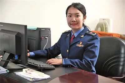 整个人显得十分精神和干练,这是市市场监管局财务和审计科副科长巫曦