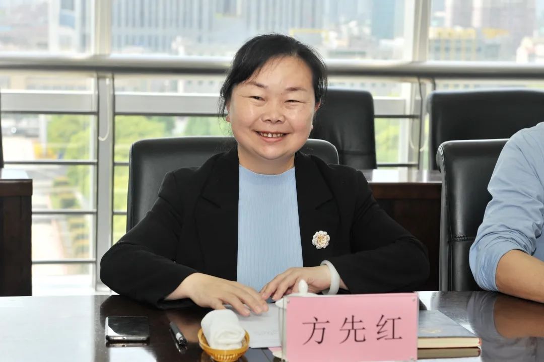 方先红代表兴仁市委,市政府和58万各族群众,向慈溪市委,市政府以及