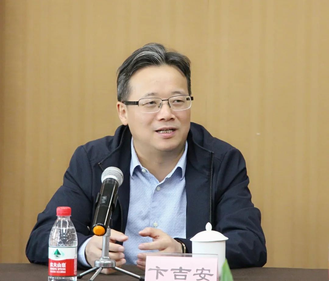 卞吉安集中看望市委统战部离退休老同志