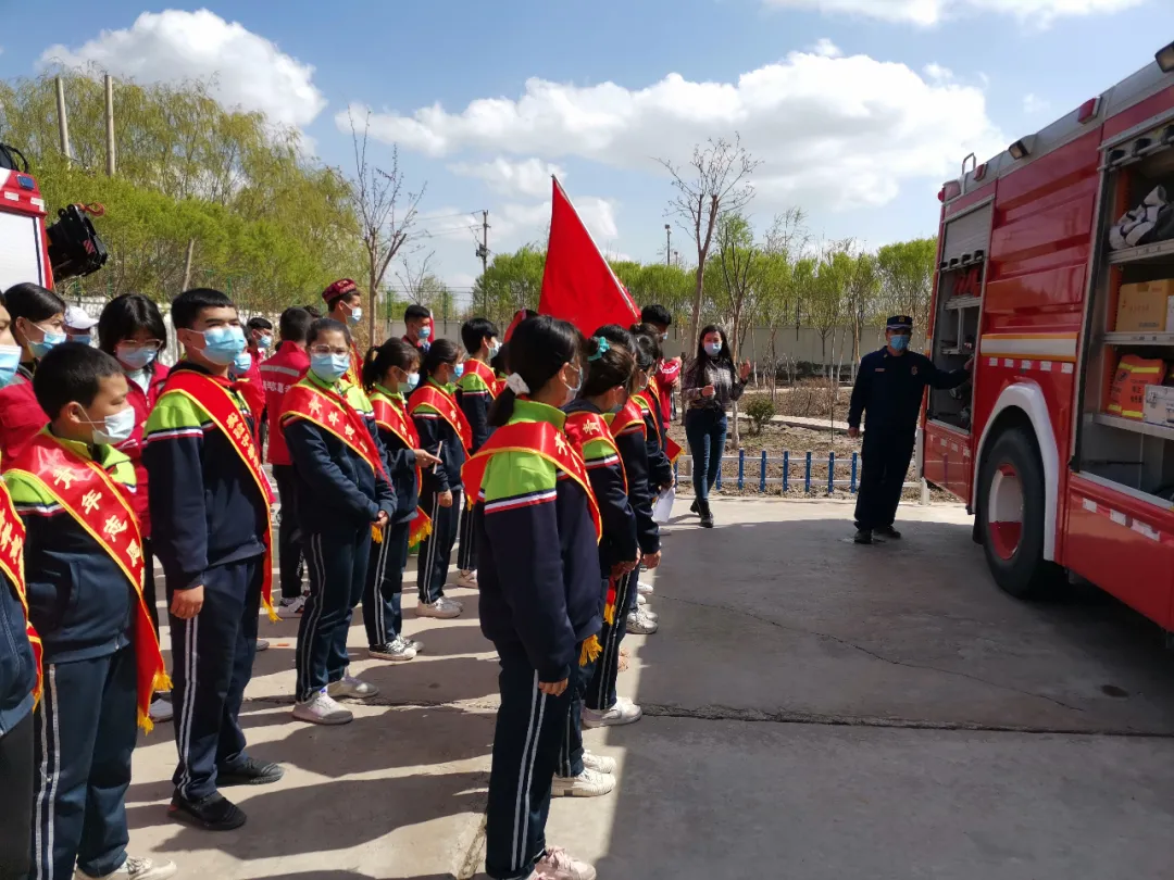 英吉沙县实验中学师生走进消防队参观体验活动