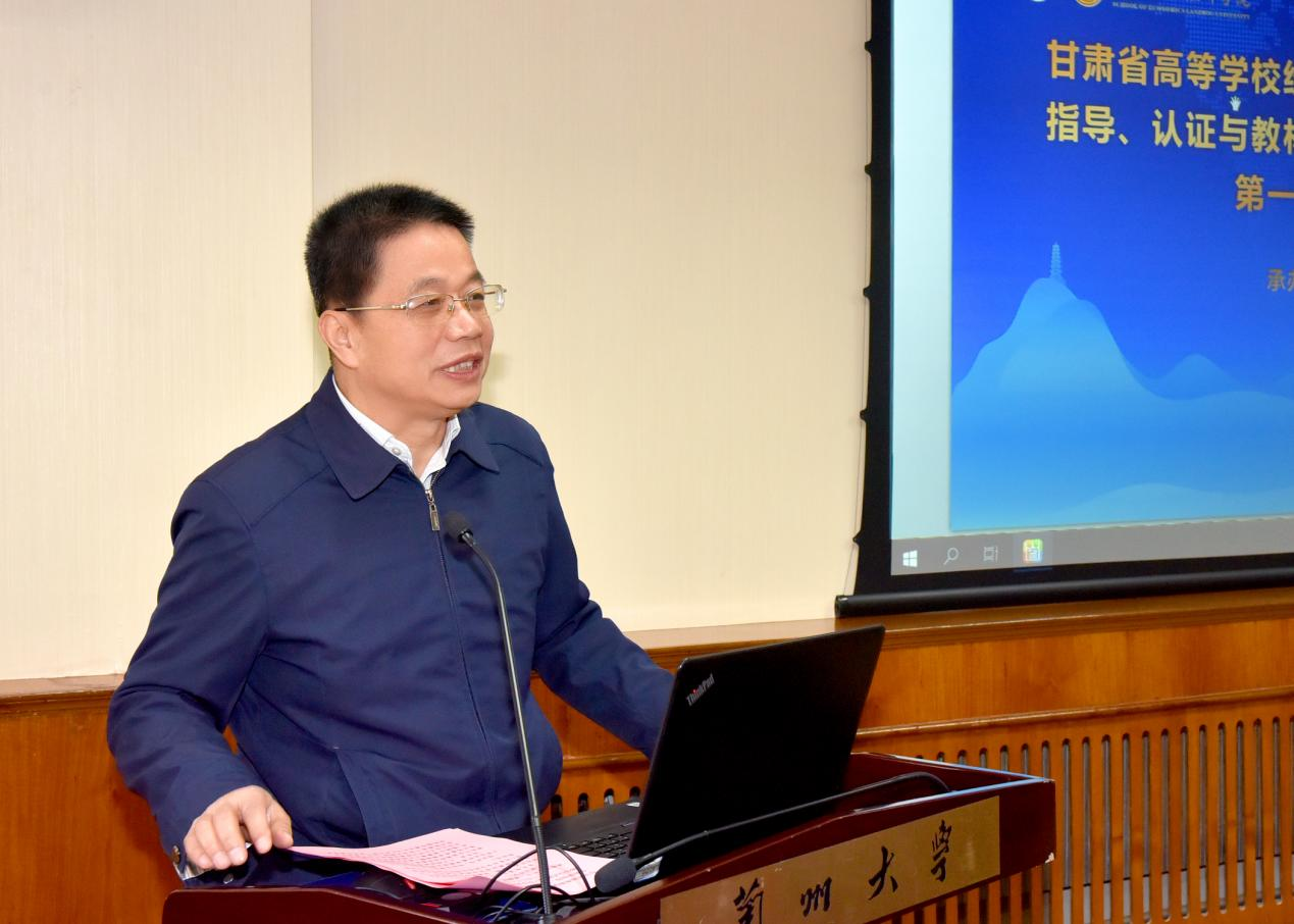 张发旺宣读了聘任文件,并为全体委员颁发聘书.