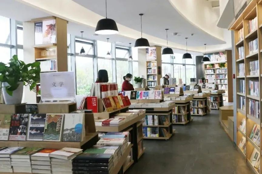 简阅书吧滨江公园店简阅书吧滨江公园店位于赣州蓉江新区滨江公园7号