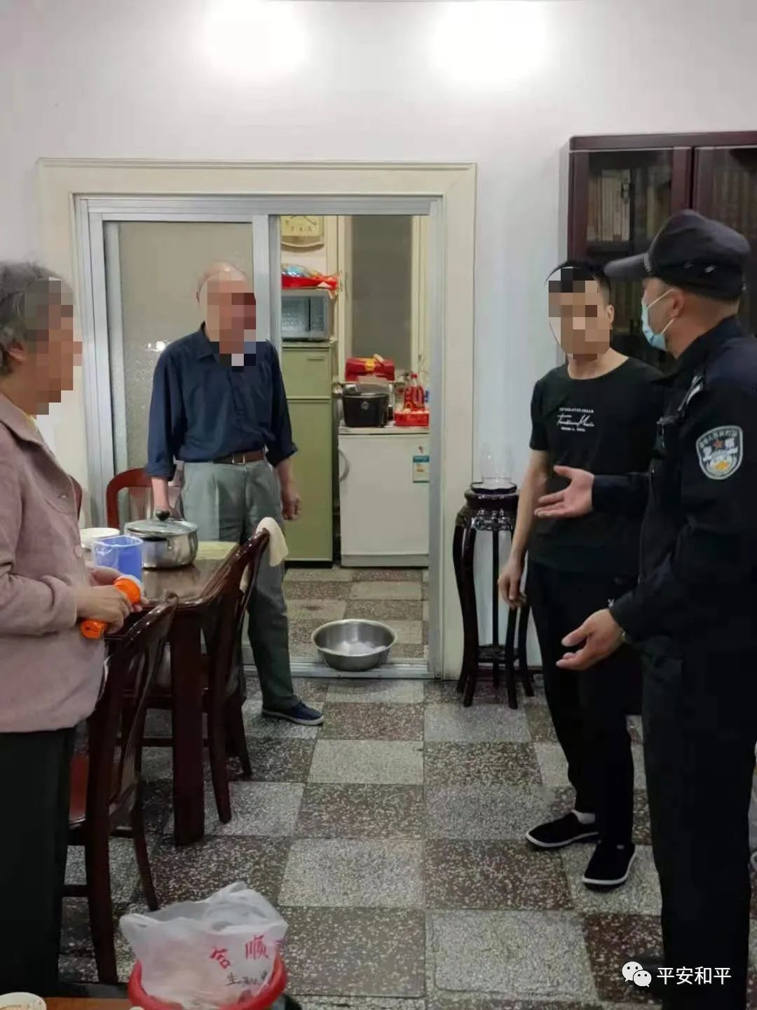 我为群众办实事丨居民家中渗水 劝业场派出所社区民警连夜帮助解决 被赞“排忧解难好警官”澎湃号·政务澎湃新闻 The Paper 7783