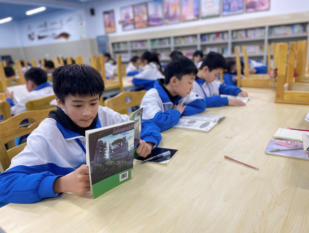 走进长沙县实验中学校园内,放眼望去,图书馆,教室,校园的各个角落,都