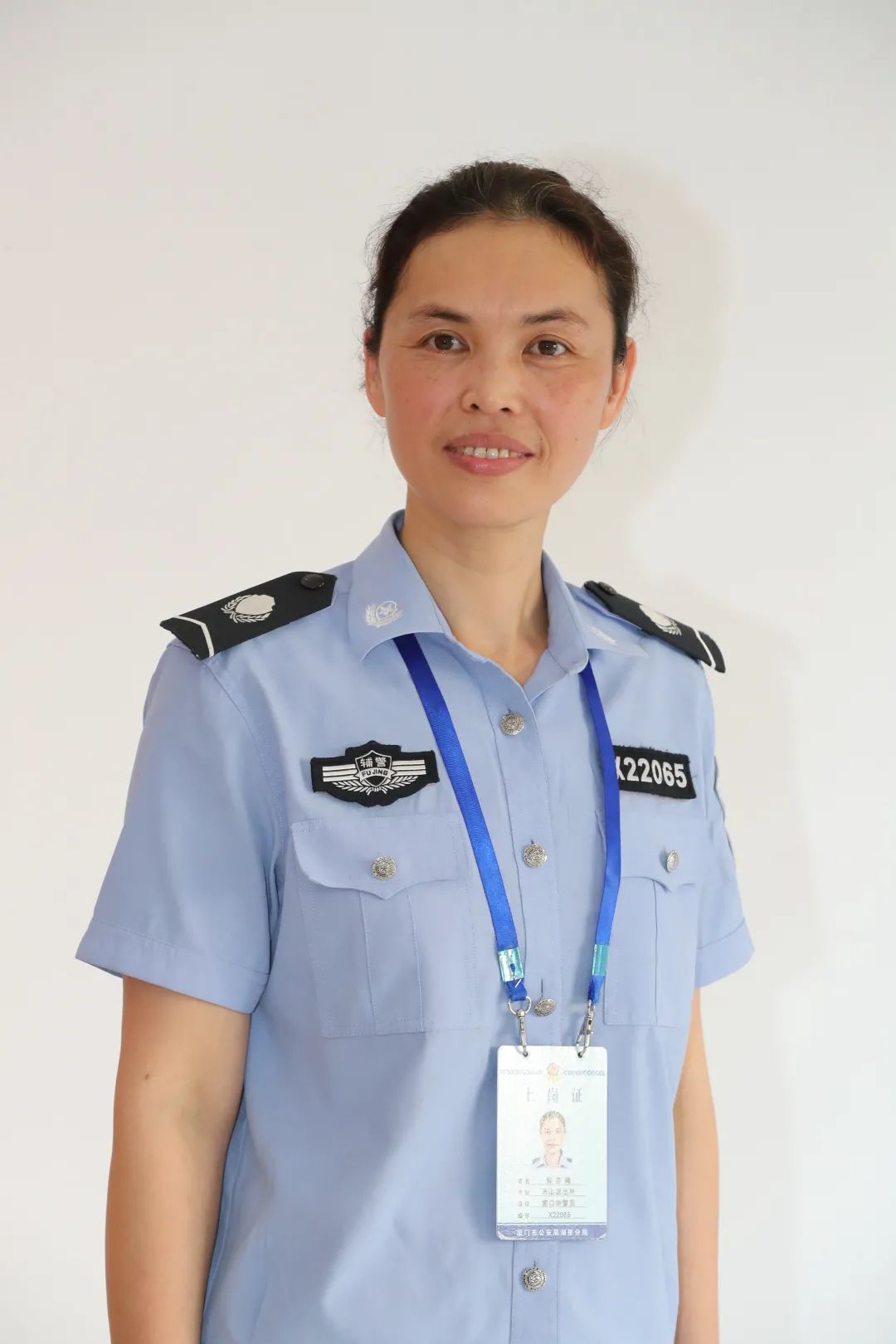 1971年8月生,现为厦门市公安局禾山派出所户籍室辅警,负责协助民警