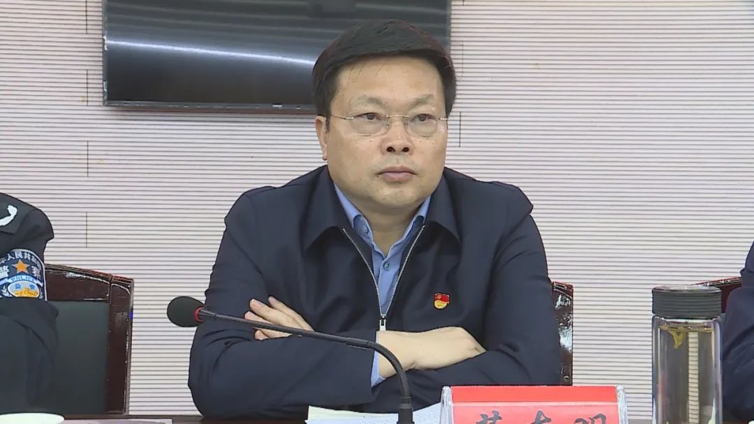 区领导黄国平,王筱雄,孔滨兵,章志芳,冯乐出席会议.