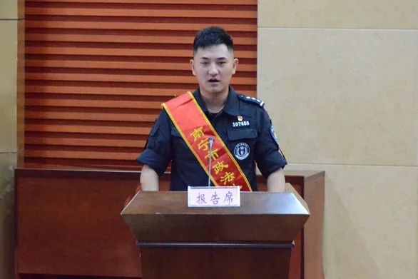 原南宁市人民检察院检察委员会专职委员,员额检察官易燕平在法庭公诉