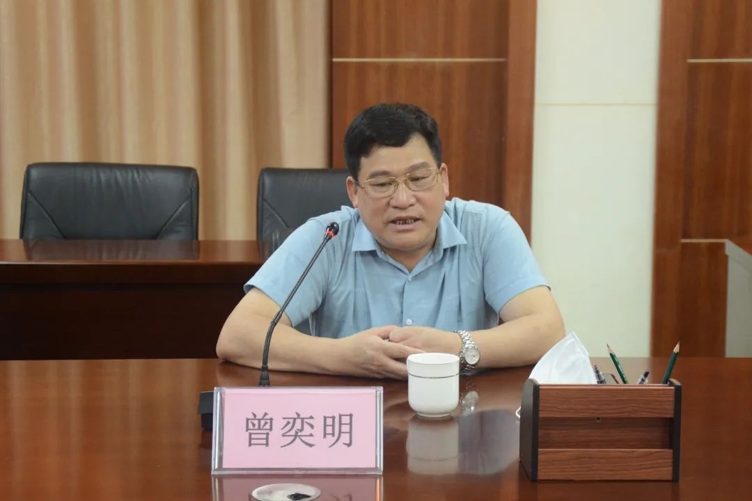 政协委员曾奕明与会各界代表结合自身工作实际畅所欲言,分别从法院