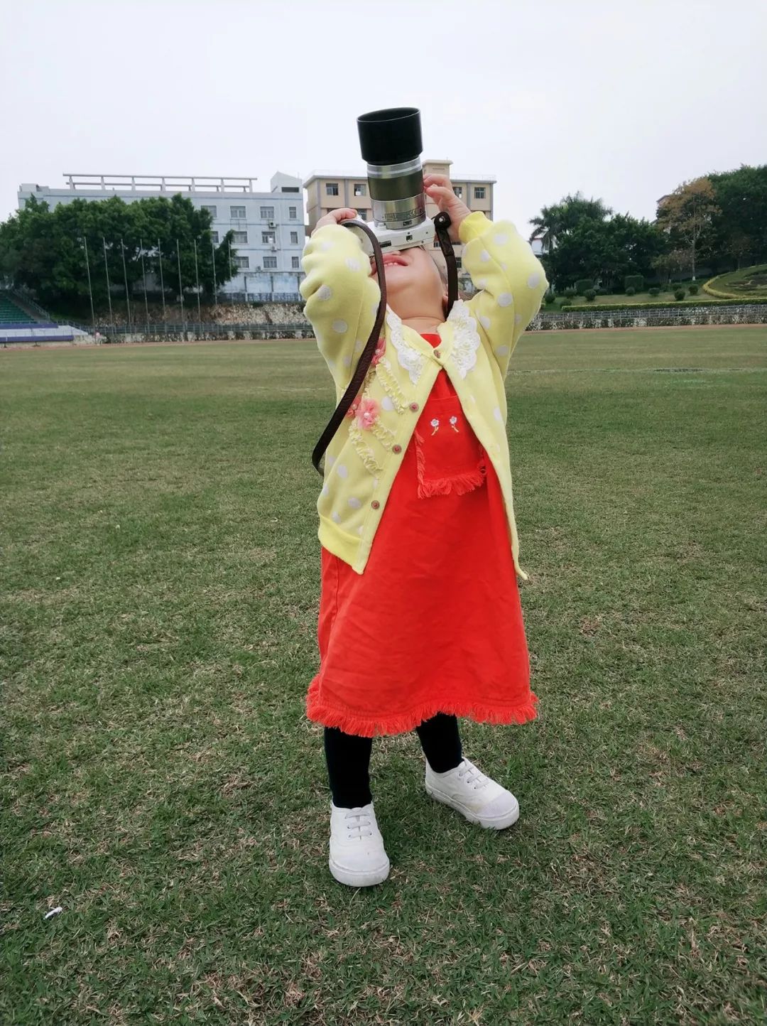 爱拍照的80后奶爸他是女儿的专属摄影师