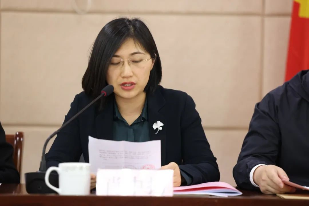 团区委书记肖中扬宣读同意成立萧山区新企联(青商会)临浦分会批复.