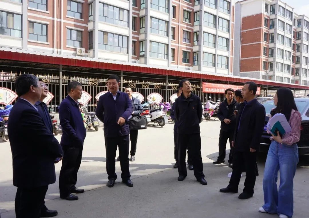 李六小深入社区实地调研指导创城工作