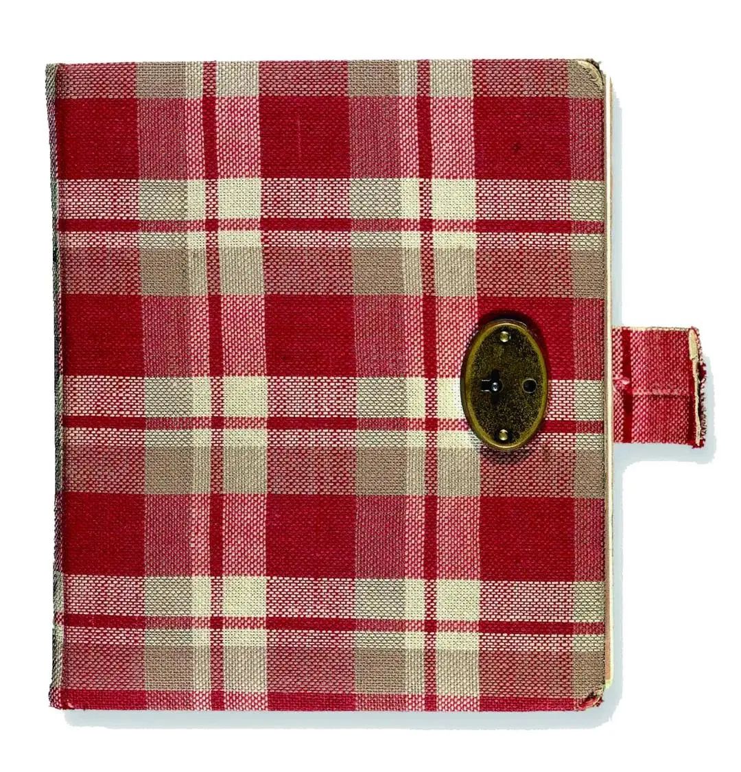 安妮的日记从1942年6月12日写到1944年8月1日,记录了二战期间躲避纳粹