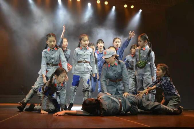 《啊,草地》舞姿优美整齐,演绎了红军长征爬雪山,过草地的历史壮歌