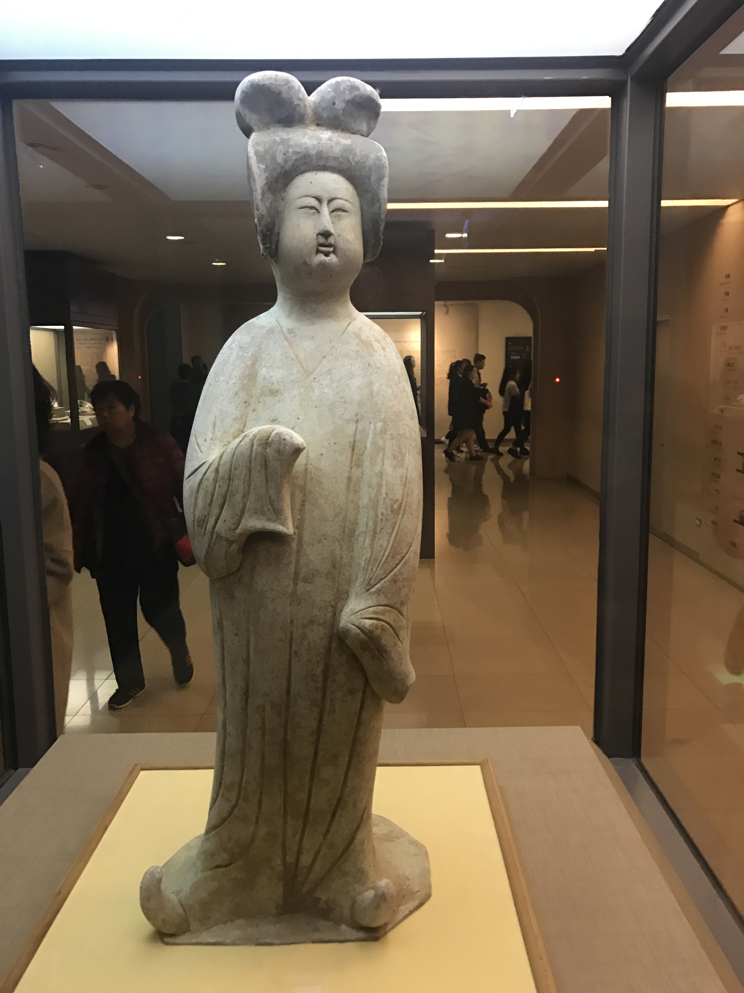 看见文物| 灰陶加彩仕女俑：雕出唐朝女性的自信_澎湃号·媒体_澎湃新闻 