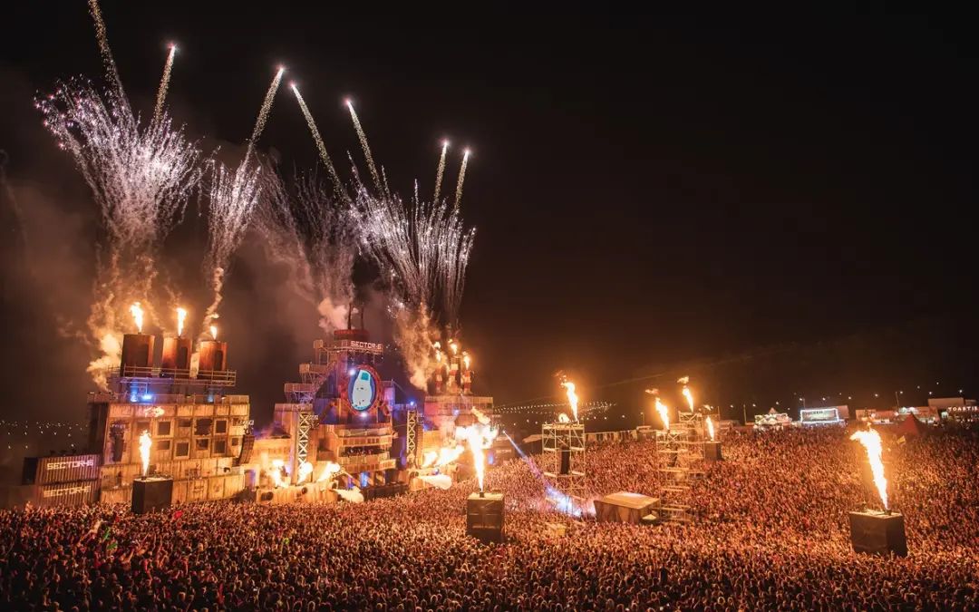 五月的周末度假主题是音乐节