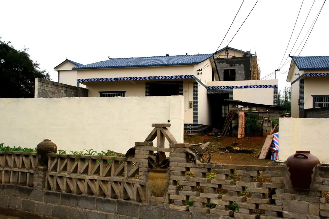 风貌改造展新颜武宣县多措并举抓好两高两道乡村风貌提升示范带建设