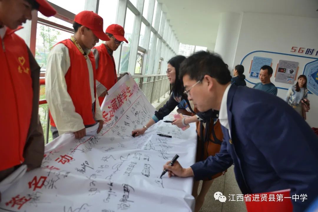 进贤一中党总支书记,校长焦祖卿表示:"本次读书活动进一步激发了同学