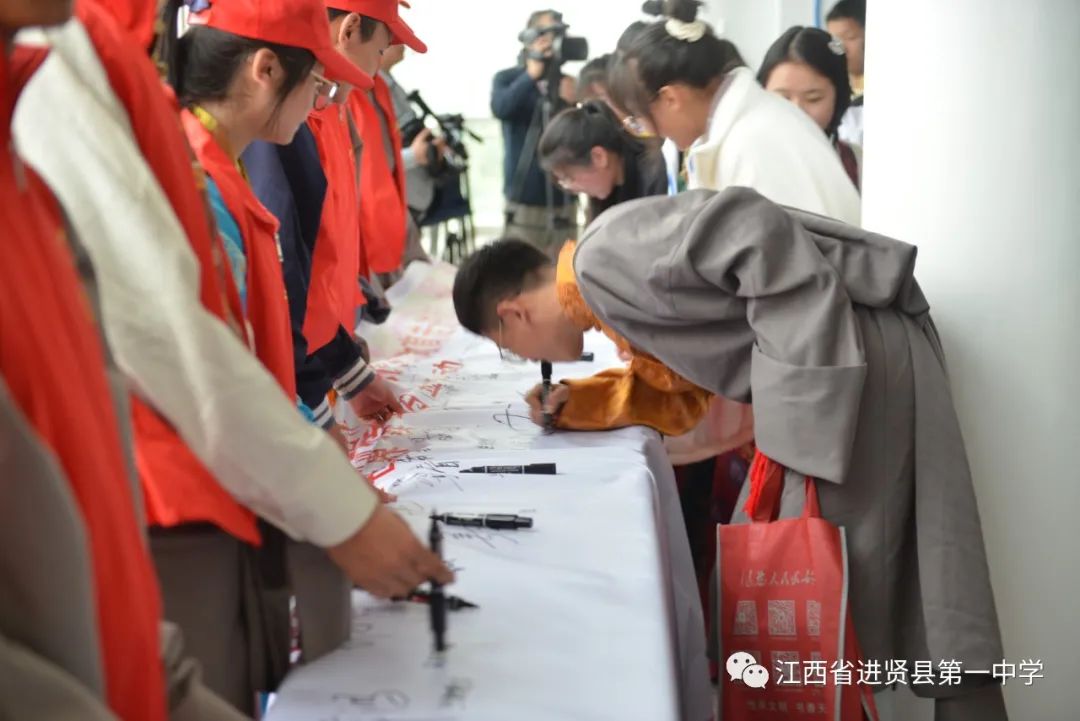 进贤一中党总支书记,校长焦祖卿表示:"本次读书活动进一步激发了同学