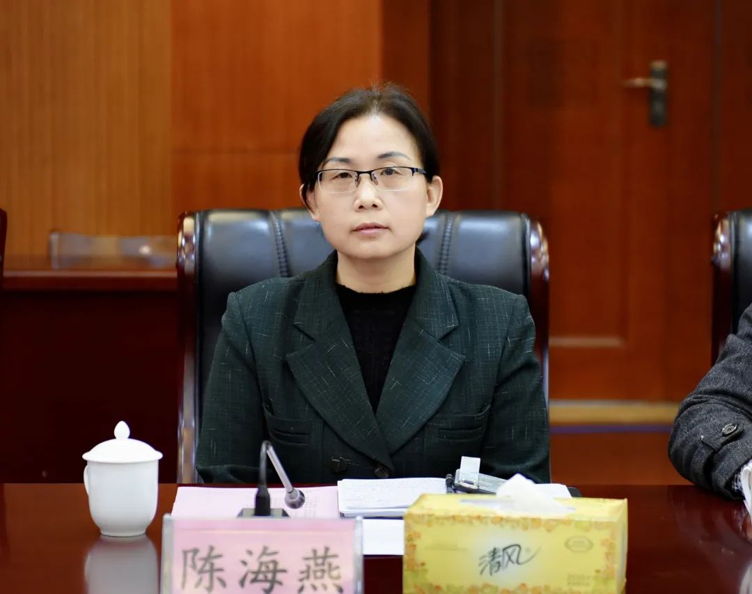 陈海燕市人大代表,县政协委员会上,院党组成员,副院长施巍峰向代表