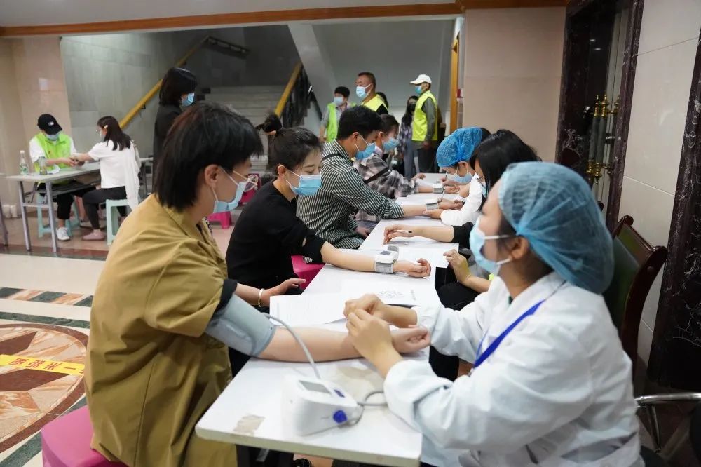拓东体育馆每半小时放号500个盘龙4个大型临时新冠疫苗接种点启用