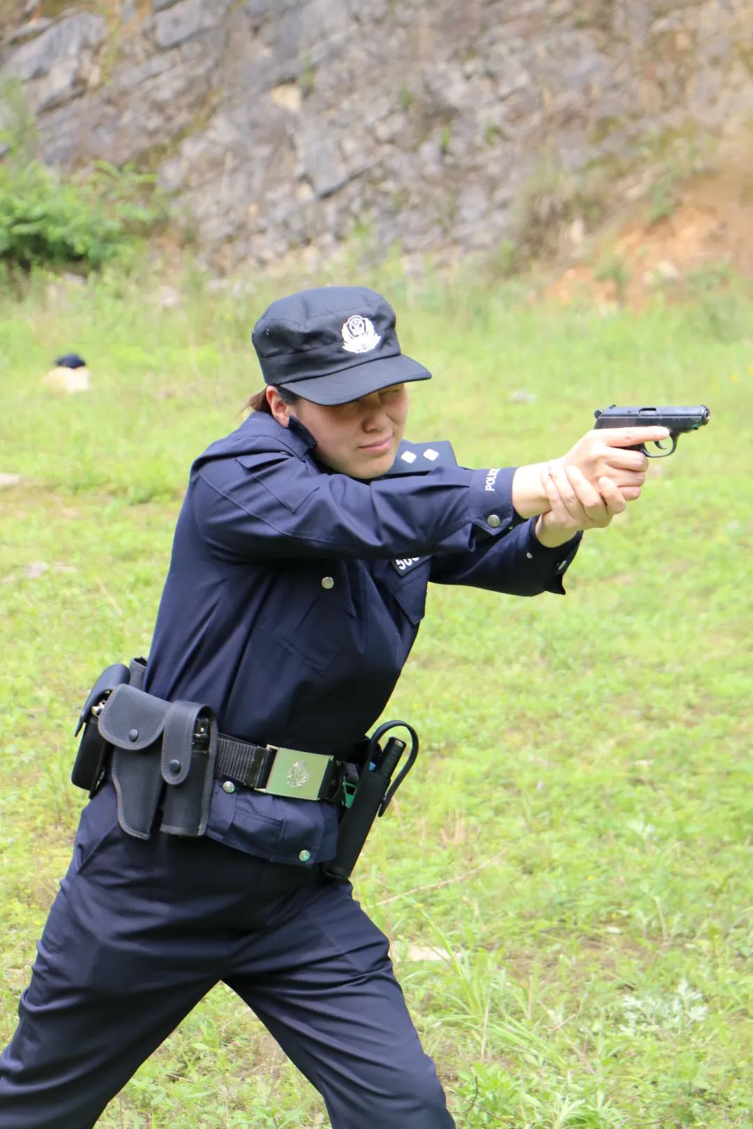 上膛!射击! ——彭水法院法警队组织开展实弹射击训练