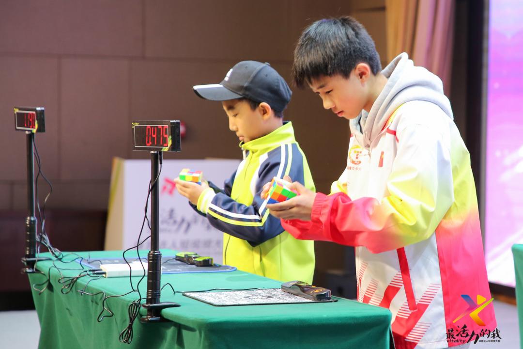 魔方竞技表演腕力挑战赛欧尼森世界纪录创造保持者赵文起现场挑战4.