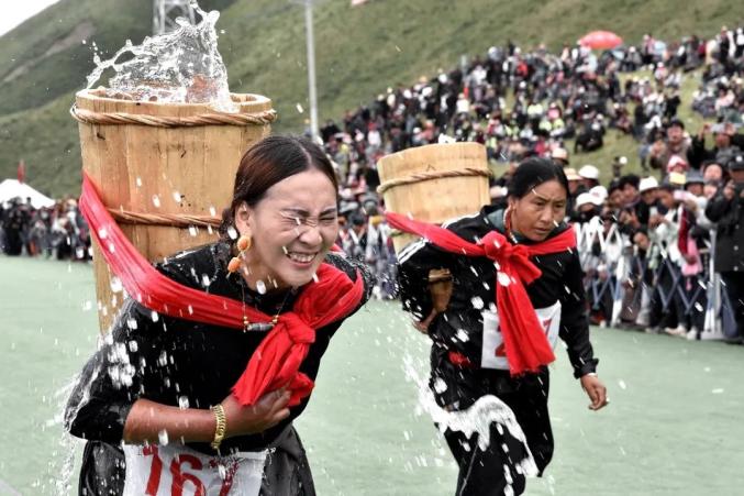 《力量的瞬间》2020年8月14日,碌曲民族运动会上举行的背水比赛中两位