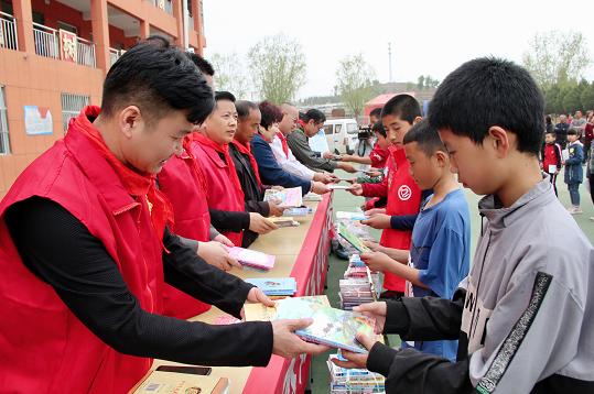 4月23日,榆林手拉手慈善志願者總隊走進佳縣程家溝希望小學,開展關愛