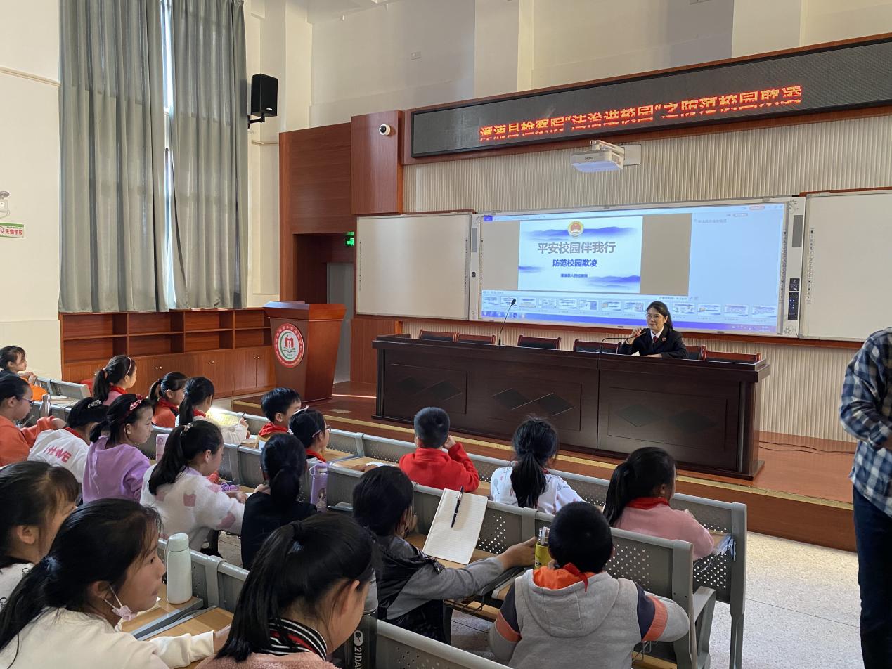 (图为组织石斋小学学生观看普法视频.