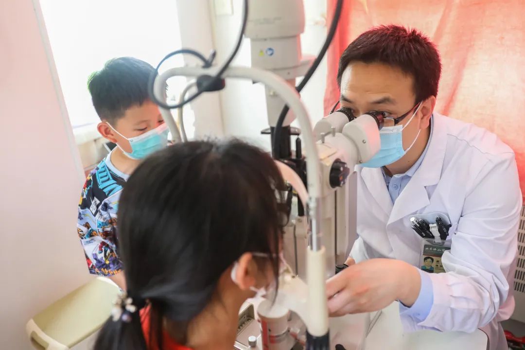 赵潺副教授为小朋友进行眼位检查
