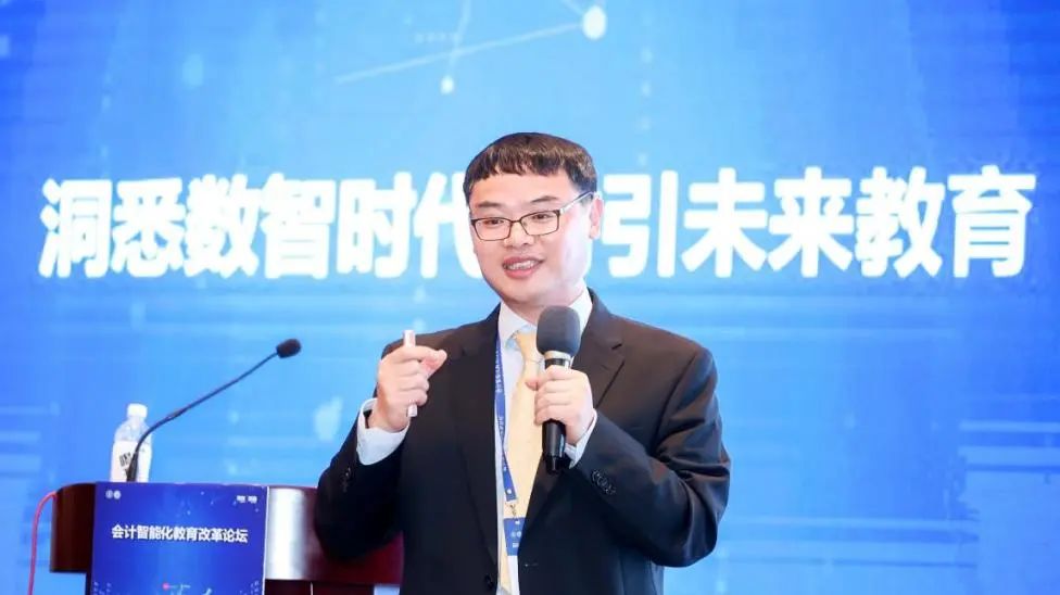 上海财经大学会计学院院长靳庆鲁就《洞悉数智时代,财引未来教育》
