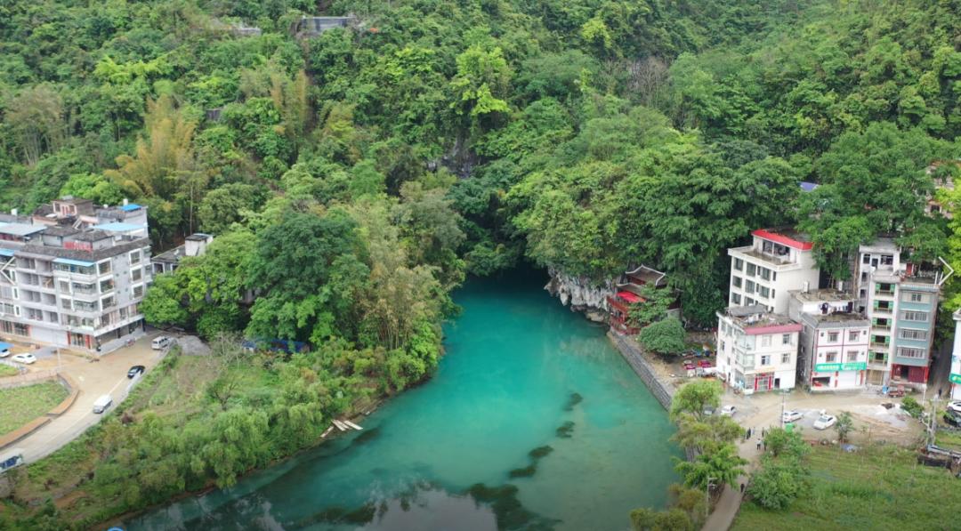 图6 三门海天窗群世界级遗迹点洞口一级保护区内的高层酒店和养生馆